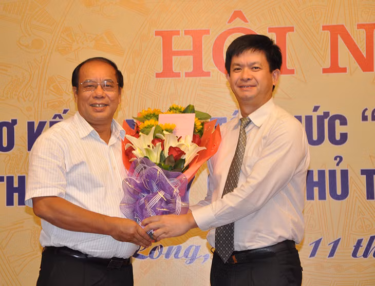 Đồng chí Lê Quang Tùng, Phó Chủ tịch UBND tỉnh tặng hoa chia tay đồng chí Nguyễn Văn Ngàng về nghỉ hưu theo chế độ.