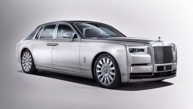 Chưa hết, Rolls-Royce Phantom 2018 còn được trang bị đường bằng thép không gỉ sáng bóng, chạy từ gờ trên nắp capô và bao quanh kính chắn gió. Xung quanh cửa sổ và cột C cũng có đường viền bằng thép không gỉ tương tự. Hãng Rolls-Royce khẳng định đây là 