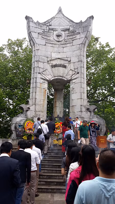 Đài tưởng niệm - Trung tâm hành lễ tại nghĩa trang được xây dựng cách điệu hình đỉnh hương.