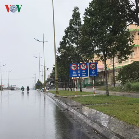 Bảng báo tốc độ tối đa khu vực gần cầu Bà Bộ, đường Võ Văn Kiệt.