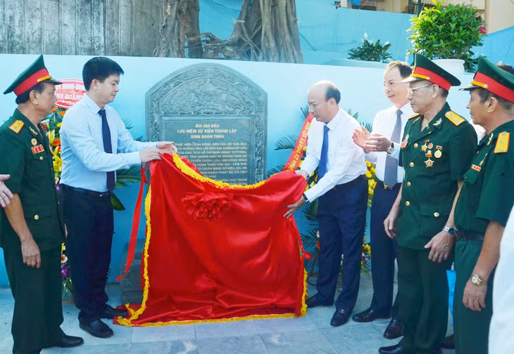 Lãnh đạo tỉnh và lãnh đạo ngành Than cùng các cựu chiến binh dự lễ gắn bia kỷ niệm nơi xuất quân của Binh đoàn Than.