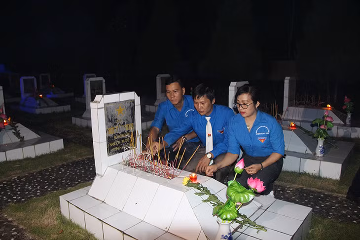 Đông đảo đoàn viên thanh niên trên địa bàn huyện thắp nhang tưởng nhớ các anh hung liệt sỹ