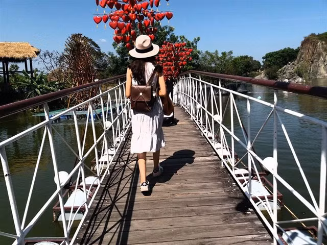 Gần đây, giới trẻ Đồng Nai, Sài Thành truyền tai nhau về cây cầu tình yêu 