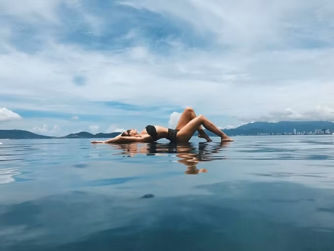 Tại Việt Nam, đã có nhiều khu nghỉ dưỡng và khách sạn có thiết kế bể bơi vô cực cho du khách trải nghiệm như Sol Bungalow (Mai Châu, Hòa Bình), Belvedere Resort (Tam Đảo), Lasenta Boutique (Hội An), Amiana Resort (Nha Trang), Rock Water Bay (Phan Thiết)... Ảnh: @gayana_stepanyan.