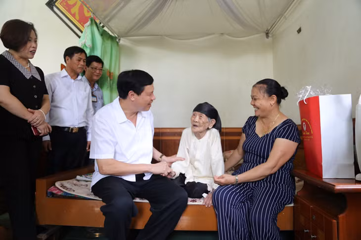Chủ tịch UBND tỉnh Nguyễn Đức Long chuyện trò, thăm hỏi mẹ Việt Nam anh hùng Nguyễn Thị Hưởng.