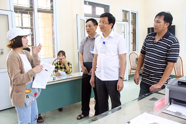 Lãnh đạo TX Quảng Yên kiểm tra việc chấp hành kỷ luật, kỷ cương hành chính của cán bộ, công chức, viên chức tại phường Cộng Hoà.