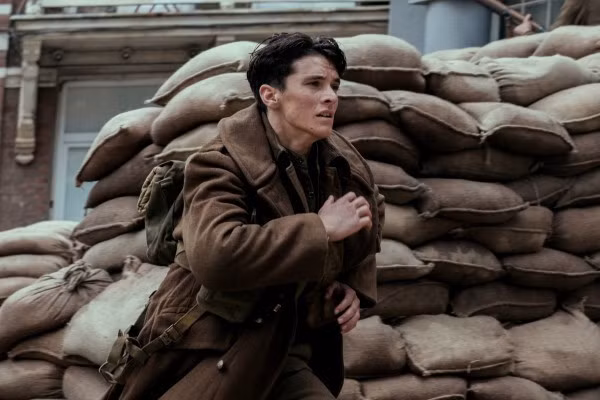 Không dựa vào diễn viên, Dunkirk giành chiến thắng nhờ công lớn của đạo diễn Christopher Nolan. Ảnh: Warner Bros.