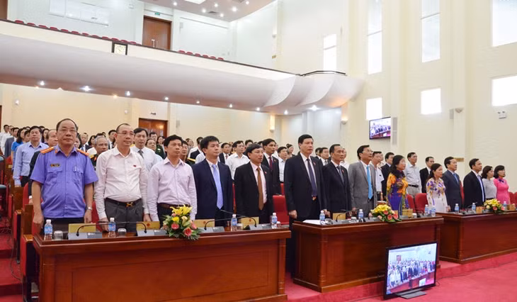 Các đại biểu làm lễ chào cờ bế mạc kỳ họp