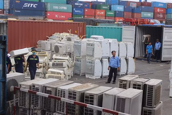 Hàng trăm bộ máy lạnh, tủ lạnh, máy giặt đã qua sử dụng bị bắt giữ. Ảnh: Báo Hải quan