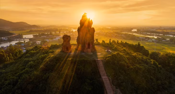 Tháp Bánh Ít (Bình Định) rực rỡ dưới ánh mặt trời. Đây là một trong những công trình tiêu biểu cho vẻ đẹp của kiến trúc Chăm mà ít người biết tới.