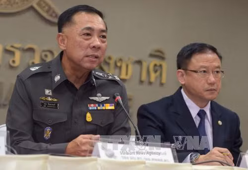 Tư lệnh cảnh sát Thái Lan Aek Angsananont (trái) trả lời phỏng vấn trong cuộc họp báo về chiến dịch chống nạn buôn người tại trụ sở cơ quan cảnh sát Bangkok ngày 2/6/2015. Ảnh: AFP/TTXVN