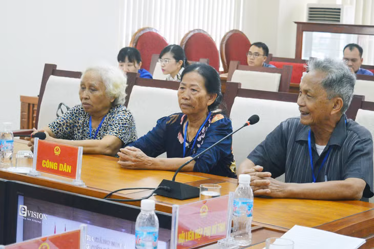 Ông Nguyễn Hải Châu, tổ 12, khu 4, phường Giếng Đáy, TP Hạ Long đại diện các hộ dân trình bày nội dung kiến nghị với Ban tiếp dân.