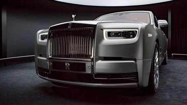 Để đảm bảo Phantom 2018 êm ái như tấm thảm nhung, hãng Rolls-Royce đã dùng đến hệ thống treo khí nén tự điều chỉnh. Mỗi giây, hệ thống đều thực hiện hàng triệu phép tính để điều chỉnh sao cho phù hợp với vô lăng, gia tốc và dữ liệu đầu vào của camera.