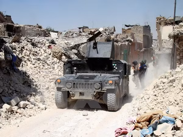 Binh sỹ Iraq trong chiến dịch chống IS tại Mosul, Iraq ngày 30/6. (Nguồn: EPA/TTXVN)