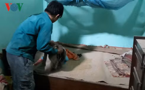 Một căn nhà bị thủng mái, vương vãi đất đá trong phòng ngủ nhà dân