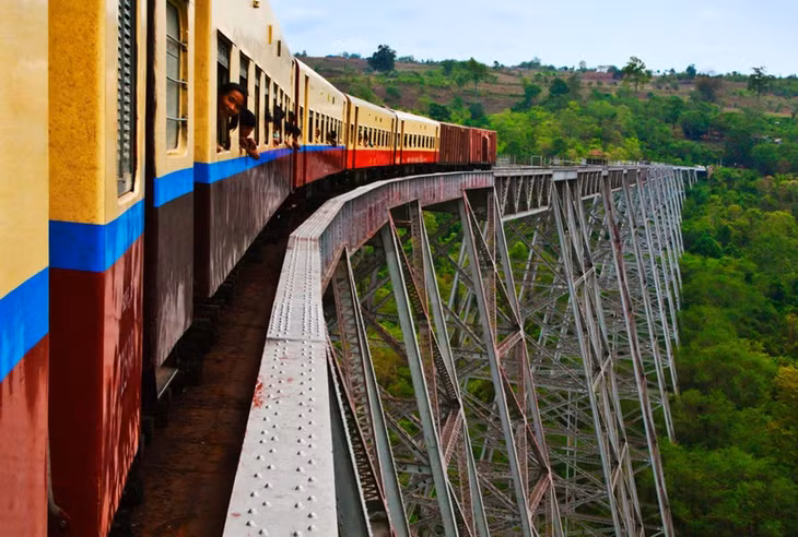 Chuyến tàu Pyin Oo Lwin - Hsipaw ở Myanmar: Chuyến tàu hoả từ Pyin Oo Lwin đến Hsipaw sẽ đi qua những thị trấn và làng mạc xa xôi ở tỉnh Shan, dừng chân tại những ngôi làng mà bao quanh là khung cảnh đồng lúa, đồi xanh và cây cầu cầu Gokteik nổi tiếng. Hành trình này kéo dài tối đa 7 tiếng. Ảnh: Alamy.