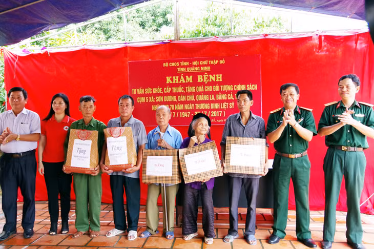 Bộ CHQS tỉnh phối hợp với Hội Chữ thập đỏ tặng quà người có công tiêu biểu trên địa bàn huyện Hoành Bồ. Ảnh: Lưu Linh