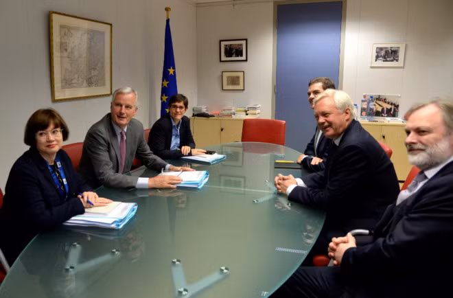 Phái đoàn đàm phán Brexit của Anh và EU trong cuộc họp hôm 17/7 tại Brussels (Bỉ). Ảnh: Reuters.