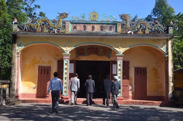 Đình làng Bầu (xã Quảng Nghĩa, TP Móng Cái). 
