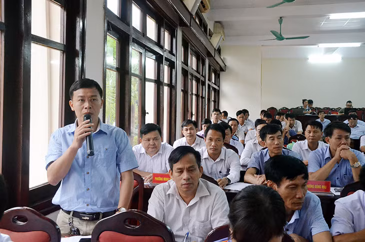 Đại biểu HĐND TX Quảng Yên chất vấn tại kỳ họp thứ 4, HĐND thị xã khoá XIX, tháng 7-2017.