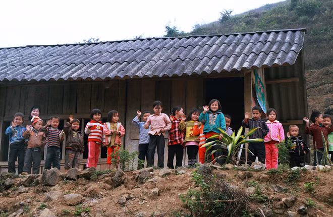 Hình ảnh các em bé vùng cao hào hứng chụp ảnh trước ngôi trường tiểu học đơn sơ tạo nhiều ấn tượng cho người xem. Tính cách thân thiện, hay cười là điểm đáng yêu của người Việt. Bên cạnh đó, tinh thần chia sẻ, đùm bọc cũng được đề cao.
