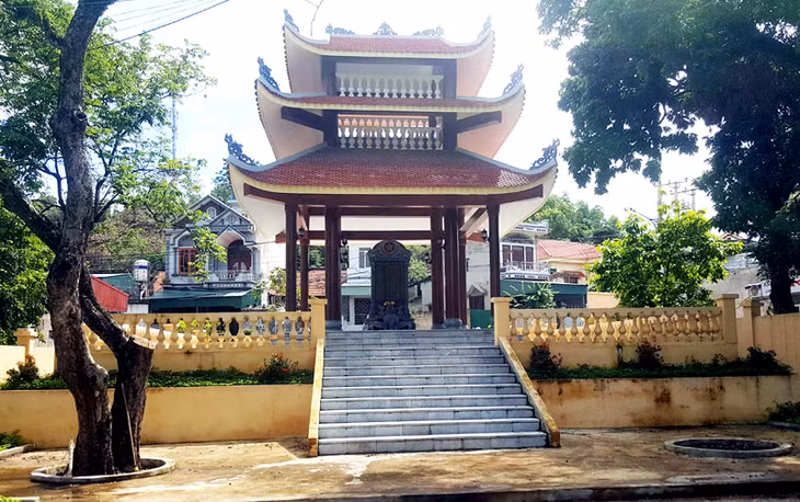 Đài Tưởng niệm các anh hùng liệt sĩ của phường Trưng Vương có quy mô rộng hơn 300m2, từ nguồn vốn xã hội hoá do Hội CCB phường thực hiện.