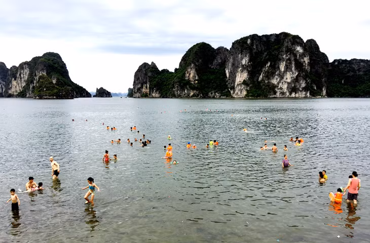 Vào những ngày hè nóng bức, khu vực bãi tắm tự phát này lúc nào cũng đông người tắm.