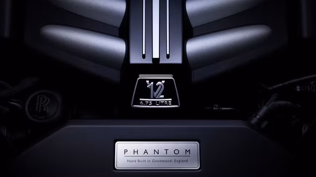 "Trái tim" của Rolls-Royce Phantom 2018 là động cơ xăng V12, tăng áp kép, dung tích 6,75 lít hoàn toàn mới. Động cơ tạo ra công suất tối đa 563 mã lực và mô-men xoắn cực đại 900 Nm.