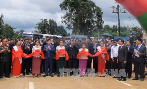 Phó Thủ tướng Trịnh Đình Dũng và Phó Thủ tướng Vương quốc Campuchia Ke Kim Ya cắt băng thông xe tại buổi lễ.
