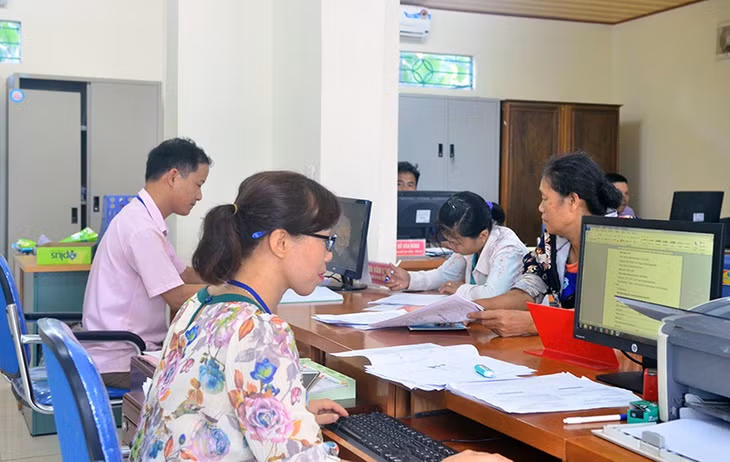 Cán bộ Bộ phận tiếp nhận và trả kết quả hiện đại xã Sông Khoai, TX Quảng Yên giải quyết thủ tục hành chính cho người dân.