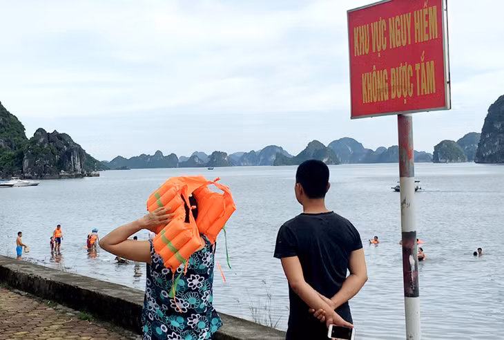 Khu vực ven biển Cột 3 - Cột 5 đã được cắm biển cảnh báo nguy hiểm không được tắm nhưng không ít người dân vẫn “phớt lờ”.