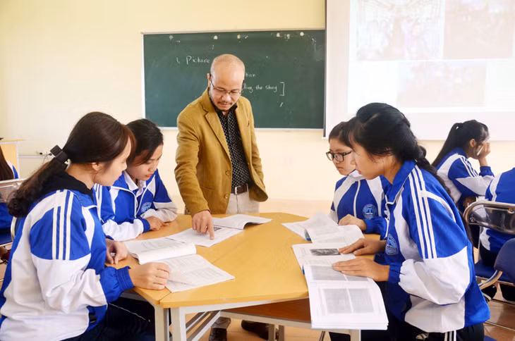 Thầy giáo Nguyễn Thành Long, Trưởng Khoa Ngoại ngữ, Trường Đại học Hạ Long, hướng dẫn sinh viên nhà trường nghiên cứu tài liệu.
