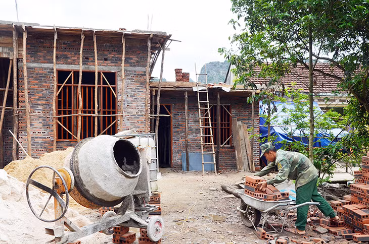 Ngôi nhà mới của thương binh Trần Thị Sâm (thôn Hà Lùng, xã Sơn Dương, huyện Hoành Bồ) sắp hoàn thành.