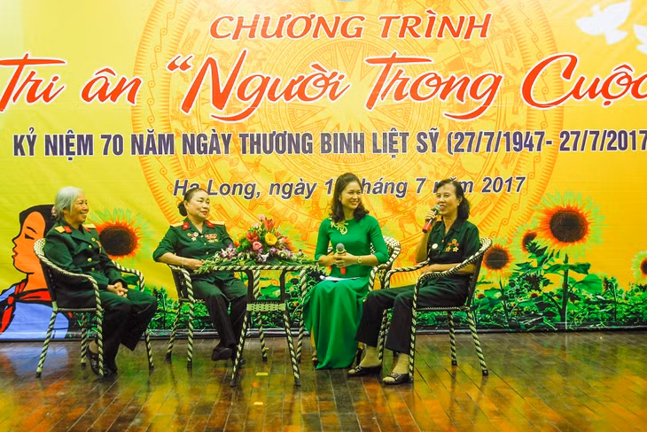 Chương trình đã tổ chức gặp mặt, trò chuyện với các đại biểu là nữ thương, bệnh binh, thân nhân liệt sĩ tiêu biểu trên địa bàn TP Hạ Long