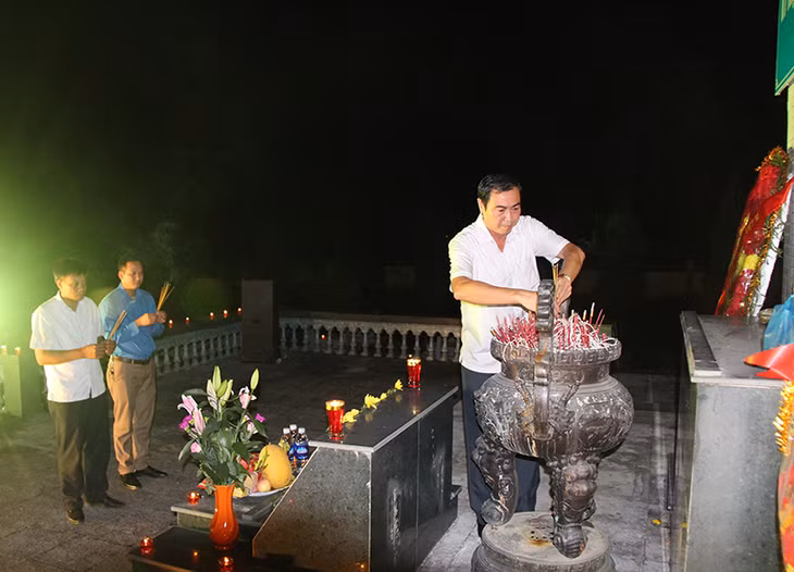 Lãnh đạo huyện thắp nén tâm nhang tưởng nhớ các anh hùng liệt sỹ.