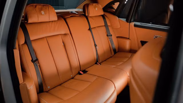 Theo hãng Rolls-Royce, hàng ghế sau của Phantom thế hệ mới có 7 cấu hình khác nhau như ghế dài, ghế đơn với bệ tì tay, ghế đơn với cụm điều khiển trung tâm cố định và ghế ngủ mới.
