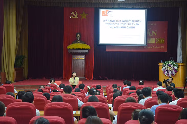 Các giảng viên trao đổi các kỹ năng tham gia tố tụng hành chính