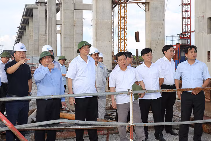 Lãnh đạo Bộ KH&ĐT, tỉnh, kiểm tra vị trí thi công Trụ tháp T28, cầu Bạch Đằng.
