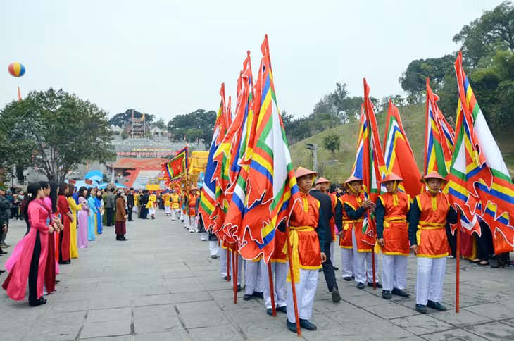 Lễ rước Đức Ông vi hành tại Lễ hội đền Cửa Ông năm 2017. Ảnh: PHƯƠNG THUÝ