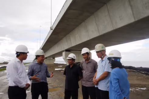 Thứ trưởng Bộ GTVT cùng với Ban quản lý dự án, nhà thầu thi công, tư vấn giám sát hội ý về những sai sót kỹ thuật của cầu Tân Vũ -Lạch Huyện