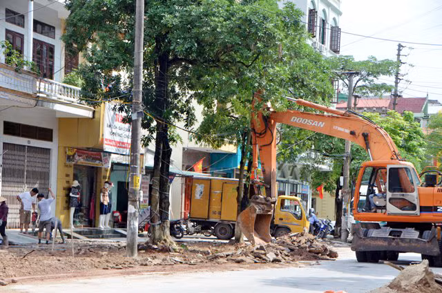Tranh thủ thời tiết thuận lợi, người dân khu phố 3, phường Trần Phú, TP Móng Cái tham gia xây dựng, làm mới vỉa hè.