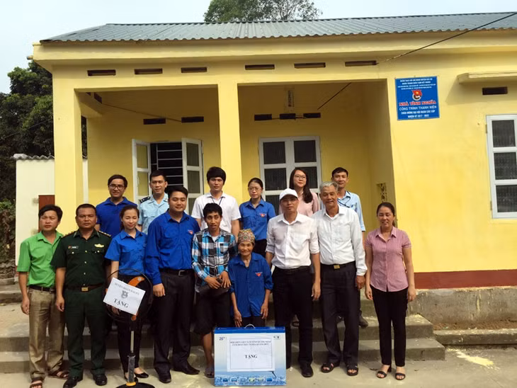 Các ban, ngành, đoàn thể huyện Hải Hà trao nhà tình nghĩa, tặng quà cho gia đình bà Lê Thị Chiến, thôn Hải Sơn, xã Quảng Thành, huyện Hải Hà.