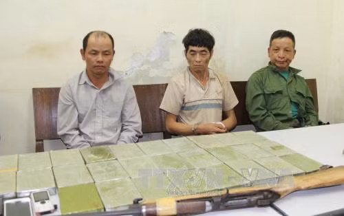 Các đối tượng cùng tang vật tại cơ quan Công an. Ảnh: Nguyễn Cường/TTXVN