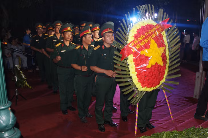 Các lực lượng đặt vòng hoa tưởng nhớ các anh hùng, liệt sĩ.