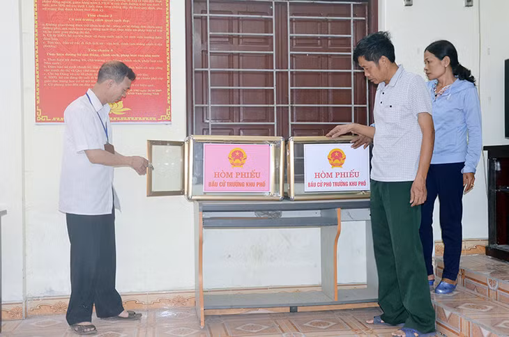 Cán bộ MTTQ phường Đông Triều, TX Đông Triều (bên trái) kiểm tra công tác bầu cử trưởng khu ở khu phố 2.