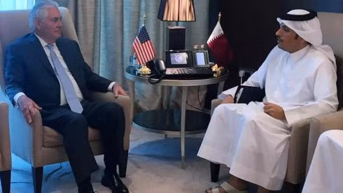 Ngoại trưởng Mỹ Tillerson (trái) và người đồng cấp Qatar al-Thani. Ảnh: CNBC.