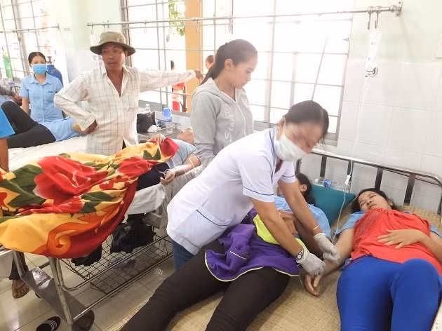 Công nhân đang được cấp cứu tại Trung tâm Y tế huyện Chợ Gạo.