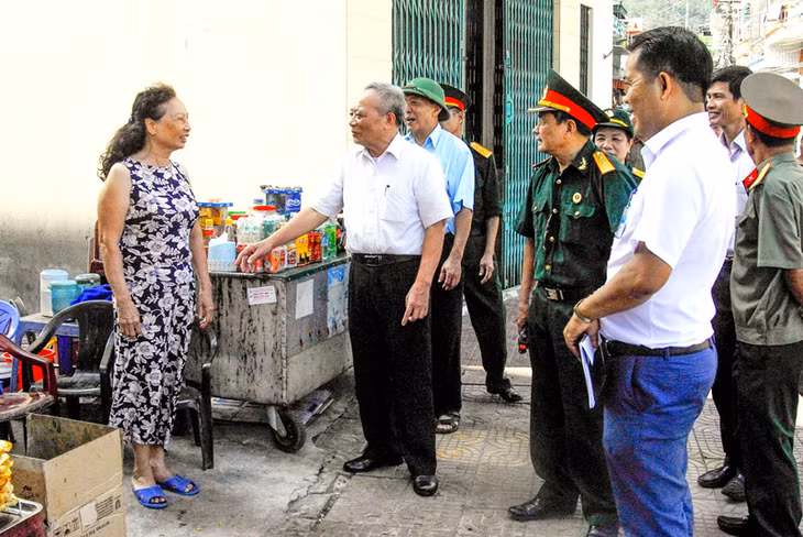 Cán bộ MTTQ phường Cẩm Trung (TP Cẩm Phả) cùng các đoàn thể nhân dân vận động người dân chấp hành quy định trật tự đô thị, vệ sinh môi trường.
