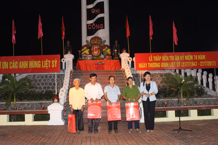 Tại buổi lễ, huyện Đầm Hà đã trao tặng 5 suất quà cho cựu thanh niên xung phong trên địa bàn huyện. 