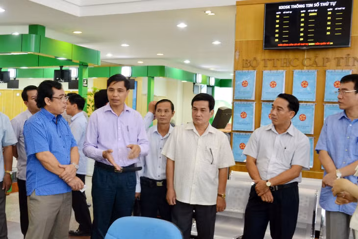 Phó Chủ tịch UBND tỉnh Vũ Văn Diện giới thiệu mô hình hoạt động của Trung tâm Hành chính công tỉnh với Đoàn công tác tỉnh Bạc Liêu nhân dịp đoàn đến thăm, làm việc tại Quảng Ninh, tháng 5-2017. Ảnh: Thanh Tùng